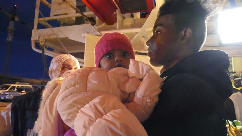 Над 160 спасени в Средиземно море мигранти дебаркираха в Южна Италия