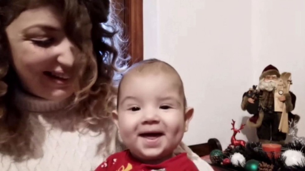 Първа Коледа за бебето Александър-Робърт, спасено след трансплантация