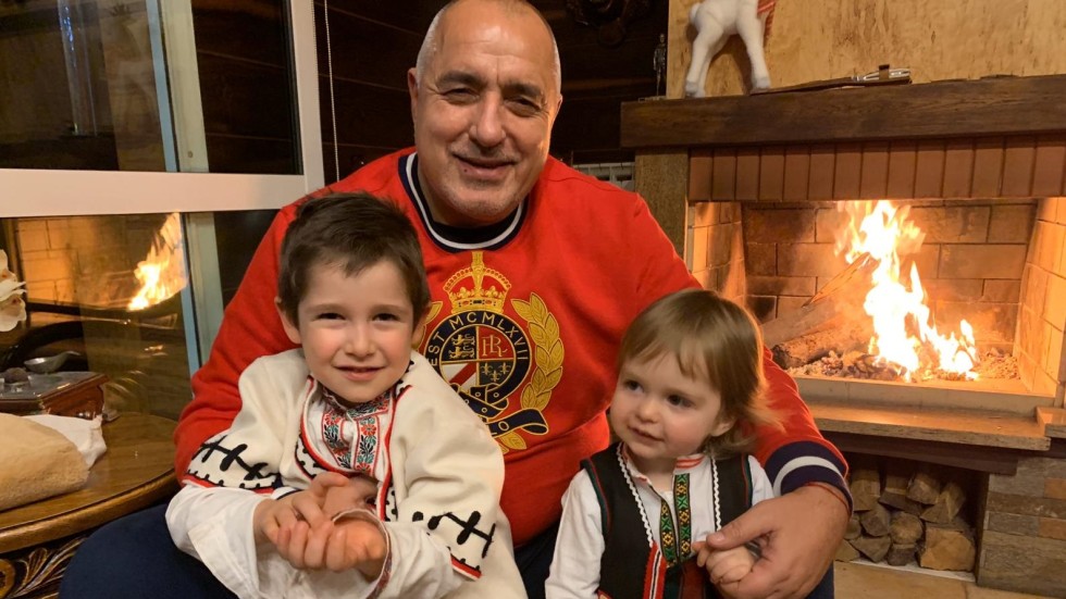 Премиерът посрещна Бъдни вечер с внуците Бойко и Иван
