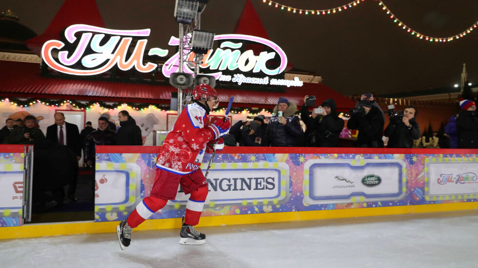 Путин се развихри в мач по хокей на лед на Червения площад (ВИДЕО)
