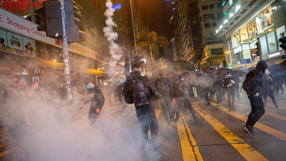 Сблъсъци между полиция и демонстранти в молове в Хонконг 
