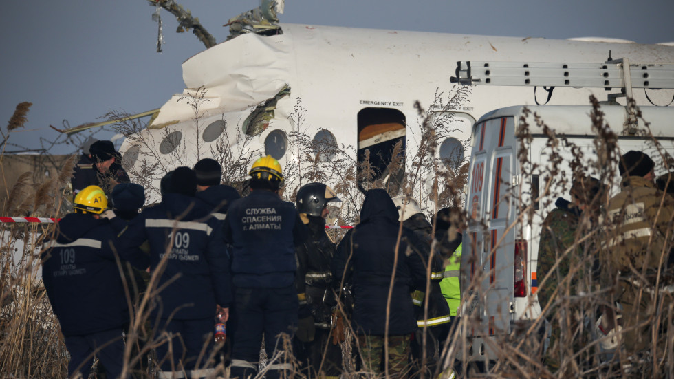 Самолет с 98 души на борда катастрофира в Казахстан (ВИДЕО И СНИМКИ)