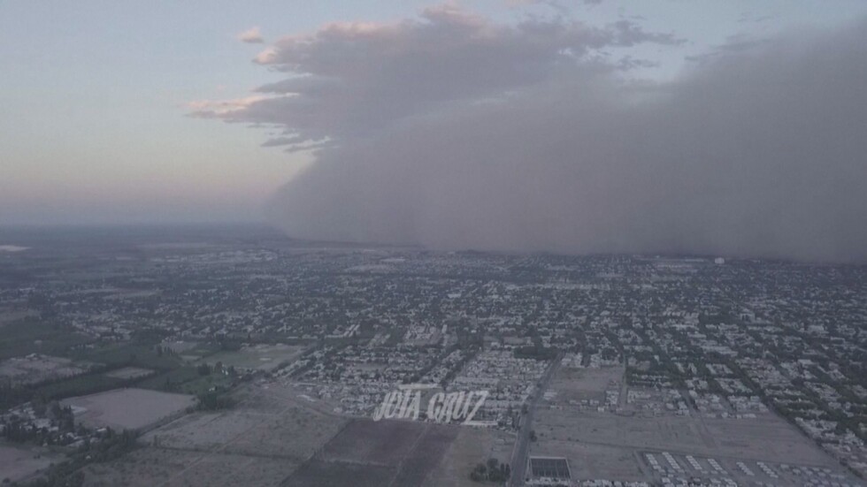 Гигантска пясъчна буря помете град в Аржентина (ВИДЕО)