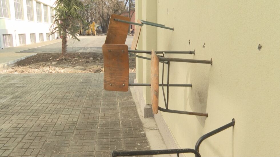 Вандали нанесоха материални щети по училищна фасада в Добрич