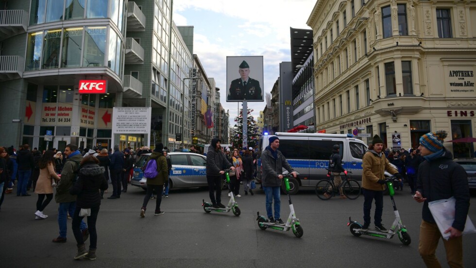 Полицията в Берлин под тревога след стрелба до "Чекпойнт Чарли"