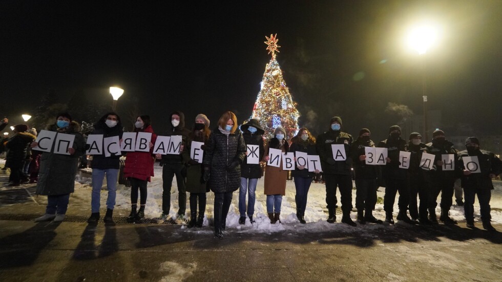 Без големи празненства: Запалиха светлините на коледната елха в София