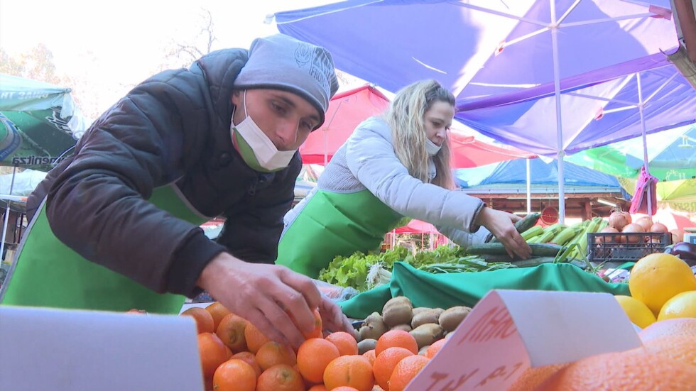 Спасение в кризата: Шахматистка и хореограф отвориха сергия за зеленчуци на пазара