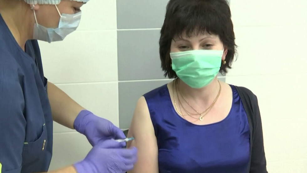 Първите ваксинирани в Русия: Медици и учители вече получиха от първите дози