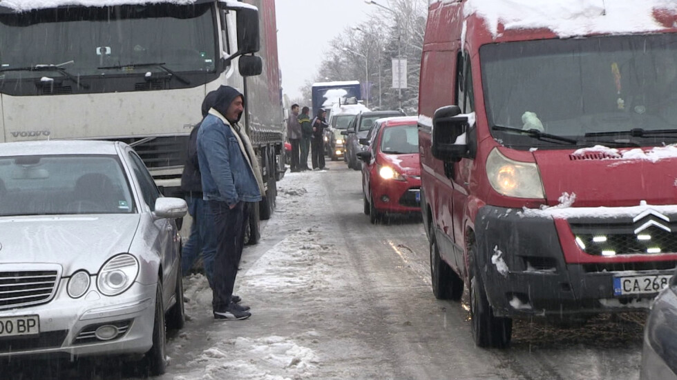 Силен снеговалеж временно затвори пътя Русе - Бяла