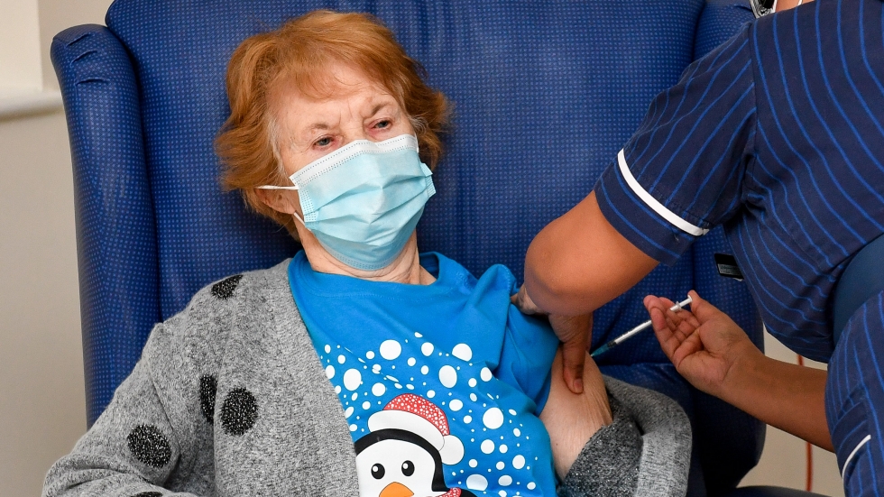90-годишна баба на 4 внучета е първата ваксинирана от COVID-19 (ВИДЕО)