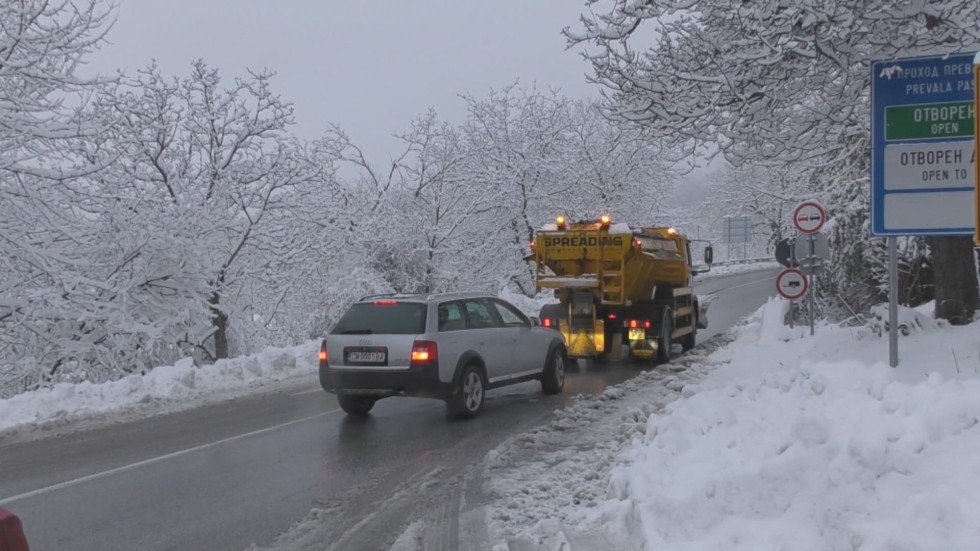 Инциденти и пътен хаос в Северна България след обилния снеговалеж (ОБЗОР)