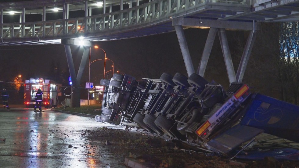 Гонка като на кино: Катастрофа с откраднат камион на възлово кръстовище в Бургас