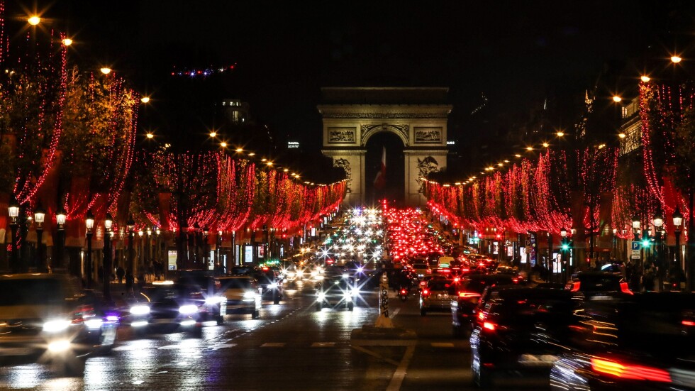 Франция посреща Нова година с вечерен час