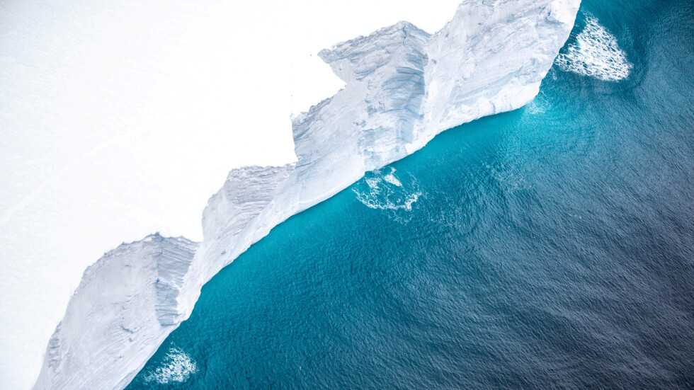 Смразяваща красота: Зрелищни арки се образуваха в най-големия айсберг в света (СНИМКИ И ВИДЕО)