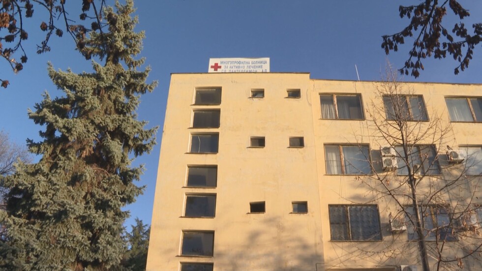 Три отделения на болницата в Ямбол затварят заради болни от COVID-19 медици