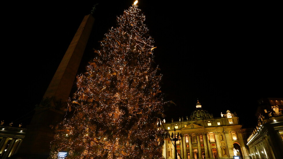 За Рождество във Ватикана: Коледното дръвче на площад "Свети Петър" грейна