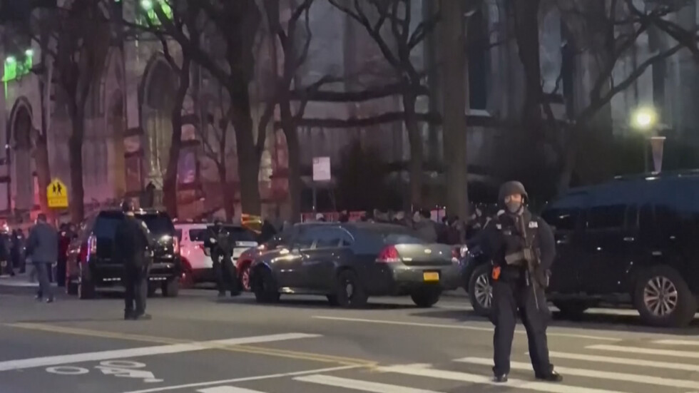Мъж стреля пред катедрала в Ню Йорк, полицията го уби