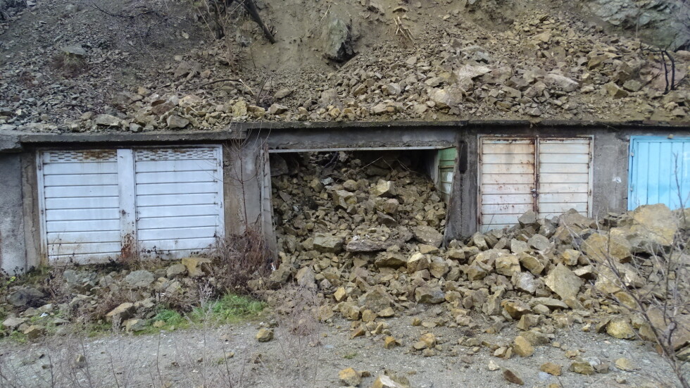 Скали и кал затрупаха гаражи до жилищен блок в Дупница