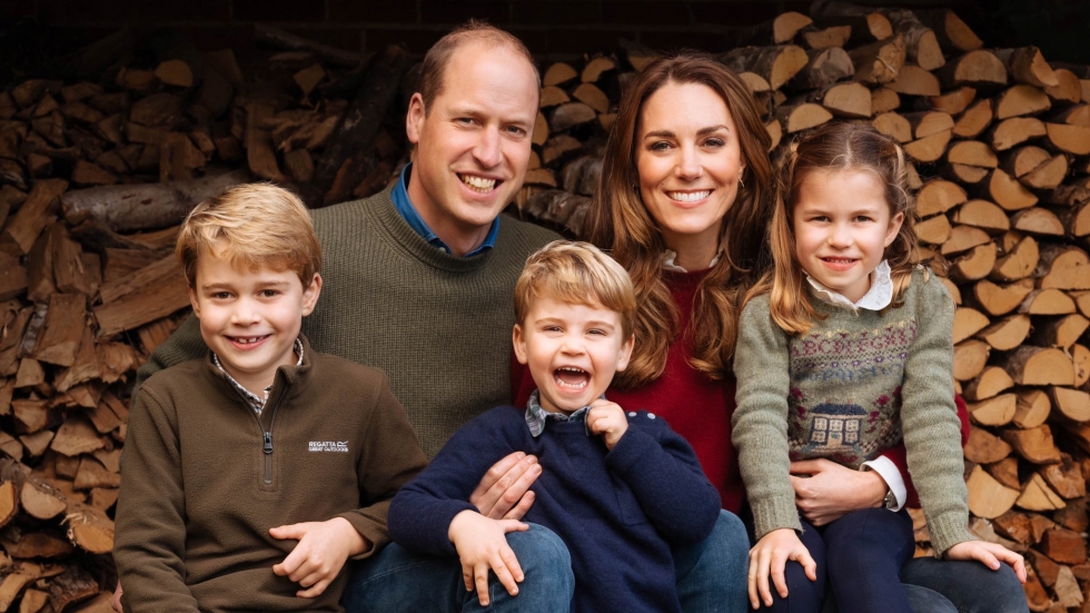Коледната картичка на Кейт и Уилям – дърва, слама и една супер усмивка на принц Луи!