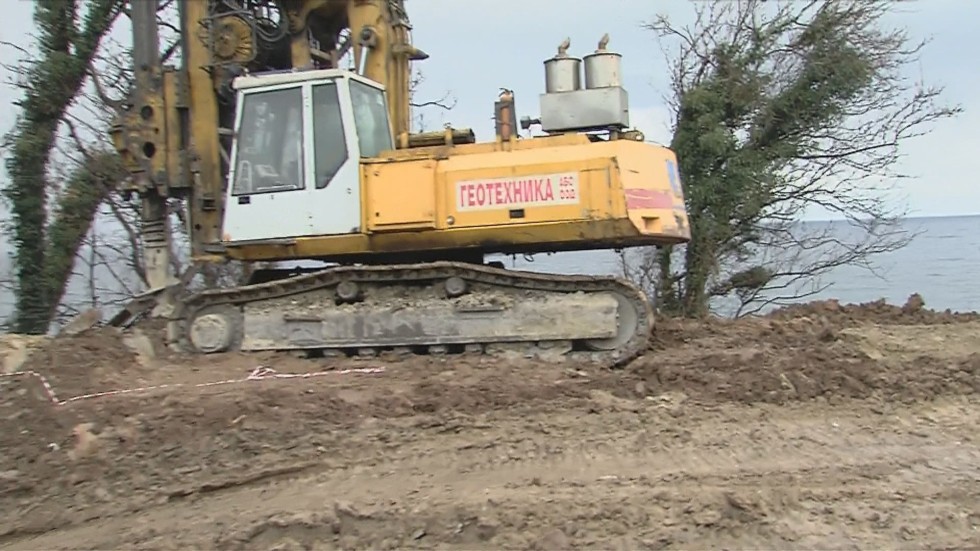 Недоволство срещу строеж: Вдигат жилищна сграда на морския бряг в Китен