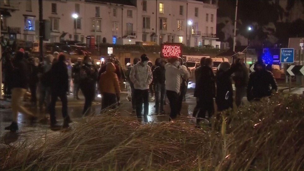Напрежение и арести на шофьори в Дувър, хиляди остават блокирани