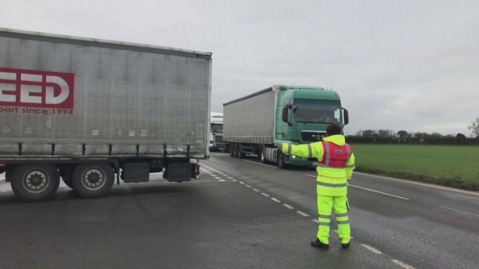 Шофьорите на камиони могат да напускат Великобритания с бърз тест за COVID-19