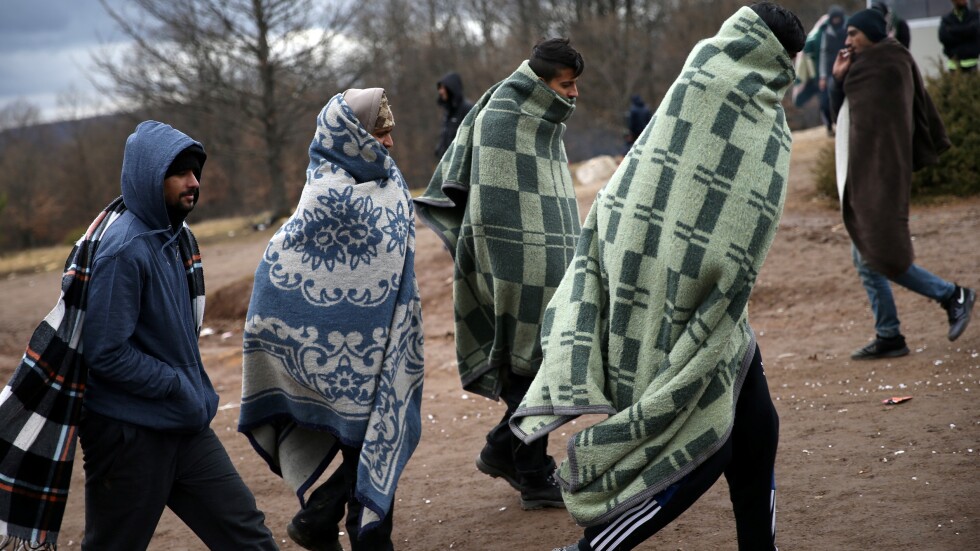 Около 1200 мигранти останаха без подслон след пожара в лагера в Бихач