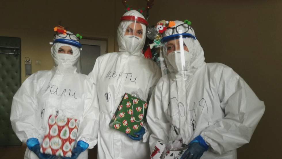 Коледа по време на пандемия: Хиляди заразени и медици посрещнаха празника в болниците