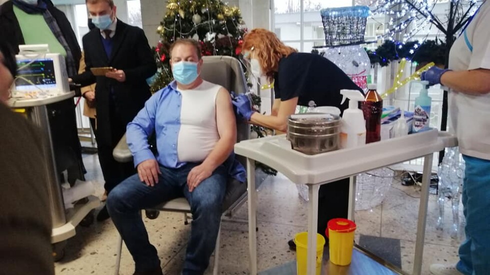 Председателят на БЛС се имунизира срещу коронавирус в Пловдив