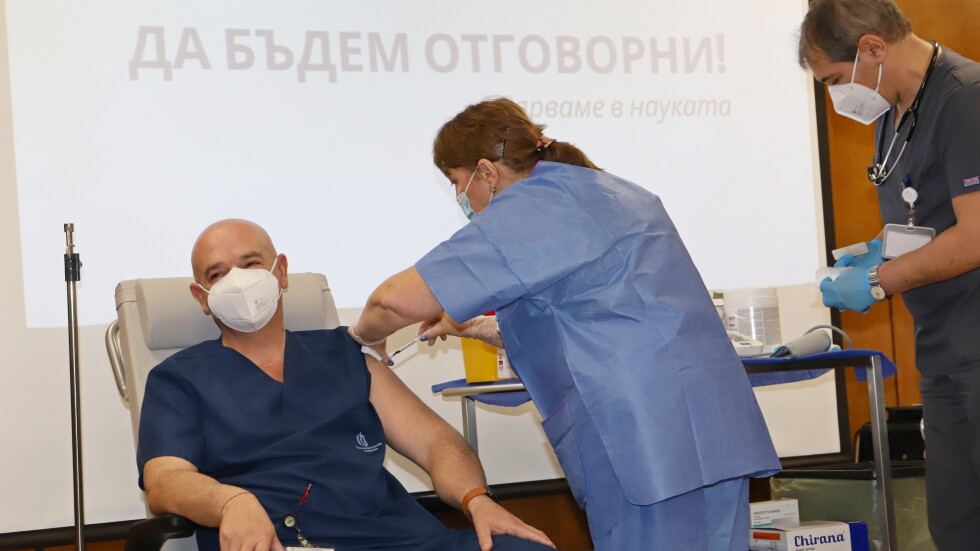 Ген.-майор Мутафчийски получи доза от ваксината срещу COVID-19 
