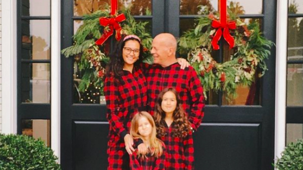 Брус Уилис сподели коледна снимка със семейството си - по пижами на червени карета