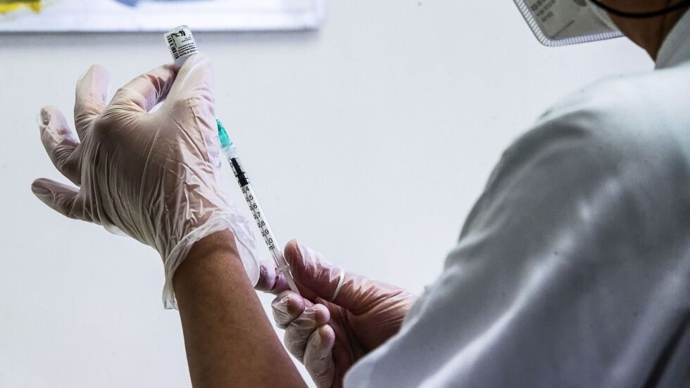Над 100 000 българи над 60 г. са ваксинирани срещу COVID-19