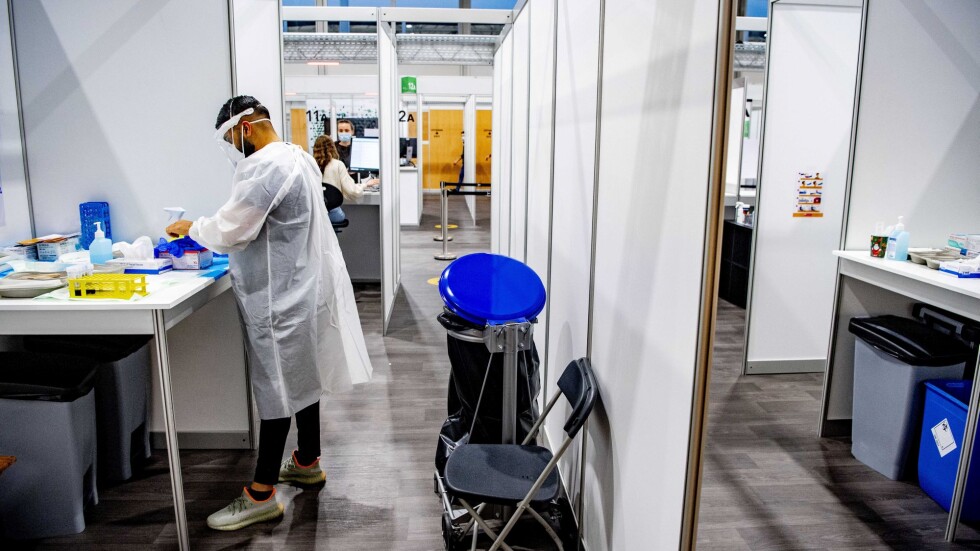 Нидерландия установи 11 случая на новия щам на коронавируса
