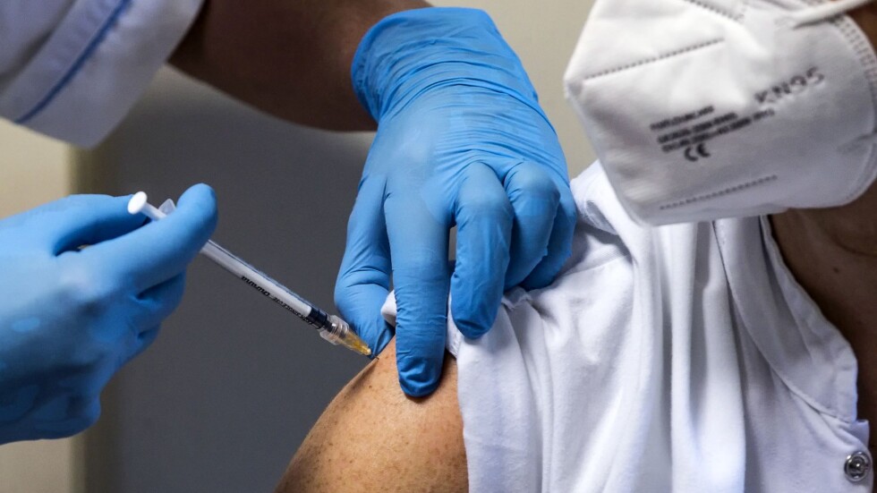Великобритания ще забави поставянето на вторите дози на ваксината
