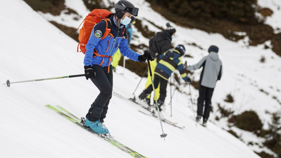Въпреки мерките: Пълни ски писти и масово струпване на туристи в много страни