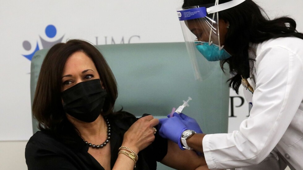 Вицепрезидентът на САЩ Камала Харис се ваксинира публично срещу COVID-19