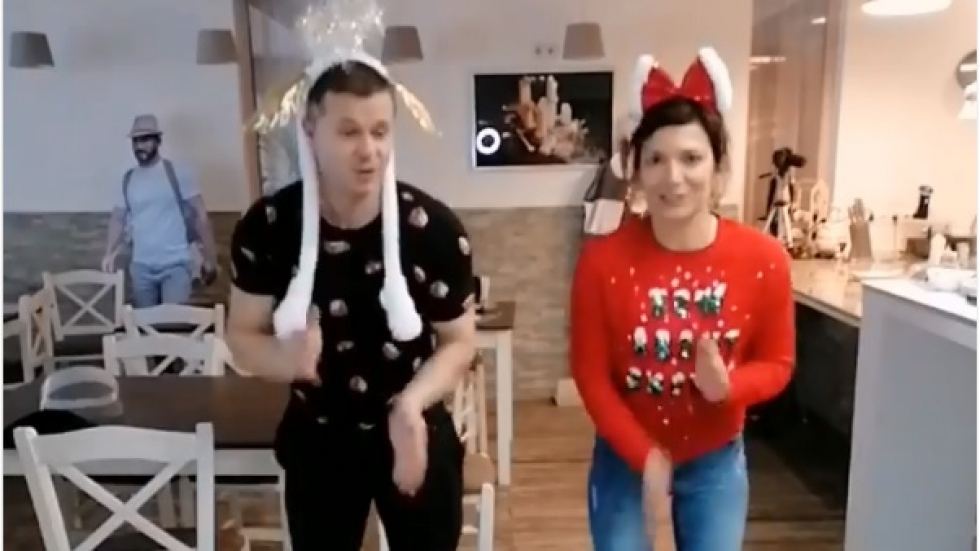 Хепи Ванче и chef Кустев танцуват "Чоп банана" в поздрав за Коледа