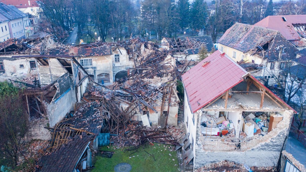 Живот в руини: Отвориха централната част на Петриня след голямото земетресение
