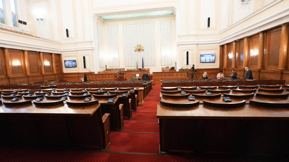 Избират новото правителство на извънредно заседание на парламента