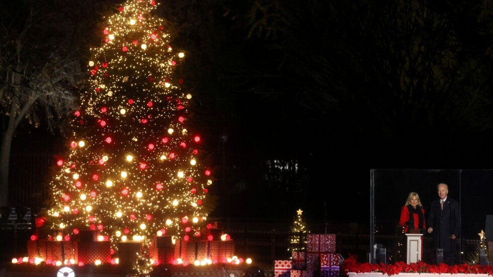 Джо Байдън запали светлините на коледната елха пред Белия дом (ВИДЕО)