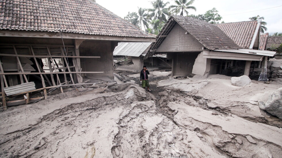 Вулканът в Индонезия: Поне 13 са жертвите на изригването на Семеру, много са ранените (СНИМКИ)