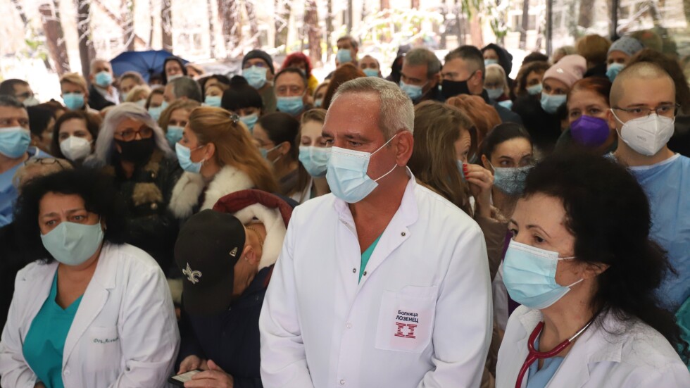 Лекарите от „Лозенец“ на протест: Не искат да ги сливат с детската болница 
