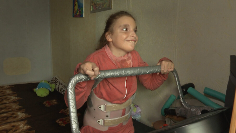 Историята на 12-годишната Виктория с ДЦП, на която "Българската Коледа" помага