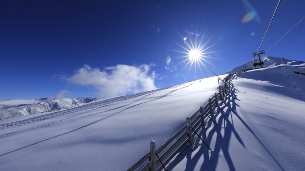 Заради обилния снеговалеж: Пампорово и Банско откриват ски сезона по-рано