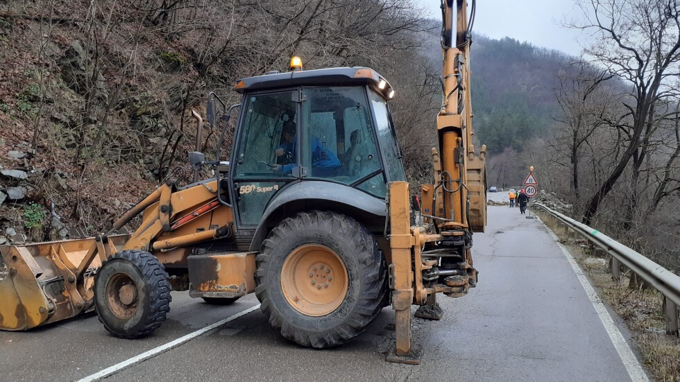 Пътят София-Самоков все още е затворен след голямото срутване на скали