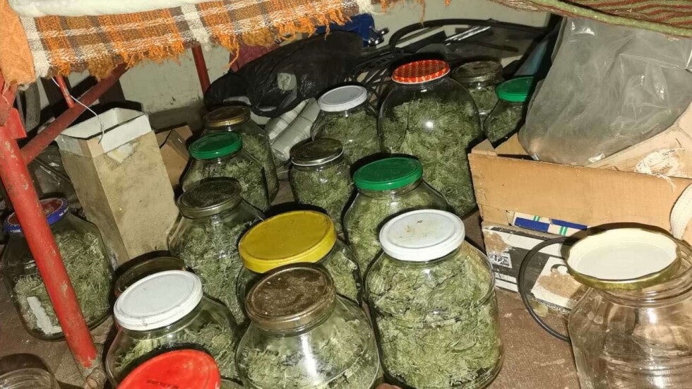 „Консерви“ с марихуана доведоха до ареста на криминално проявен от Самоковско