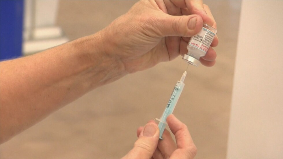 Бустерни дози във Великобритания: Защо властите ускоряват ваксинирането срещу COVID-19?