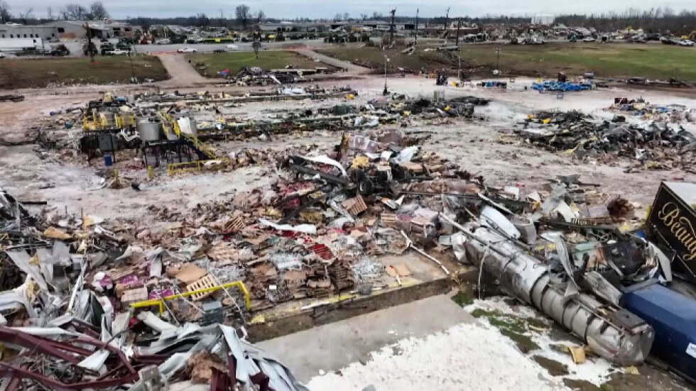 След Торнадото в САЩ: Байдън посети опустошените райони