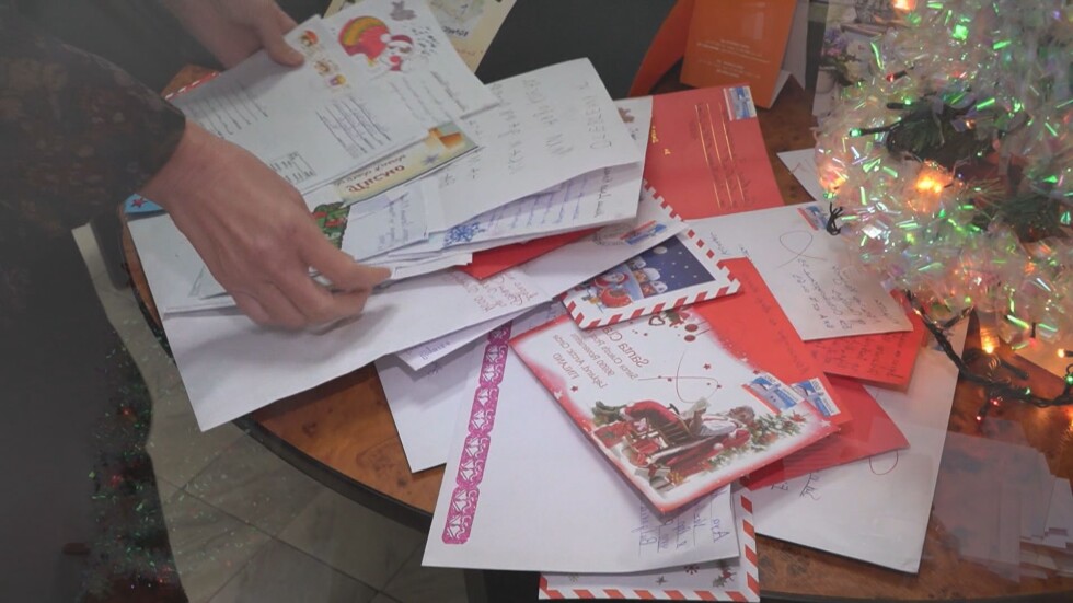 Какво искат децата от Дядо Коледа: Над 1200 писма са пуснати до белобрадия старец в Пловдив