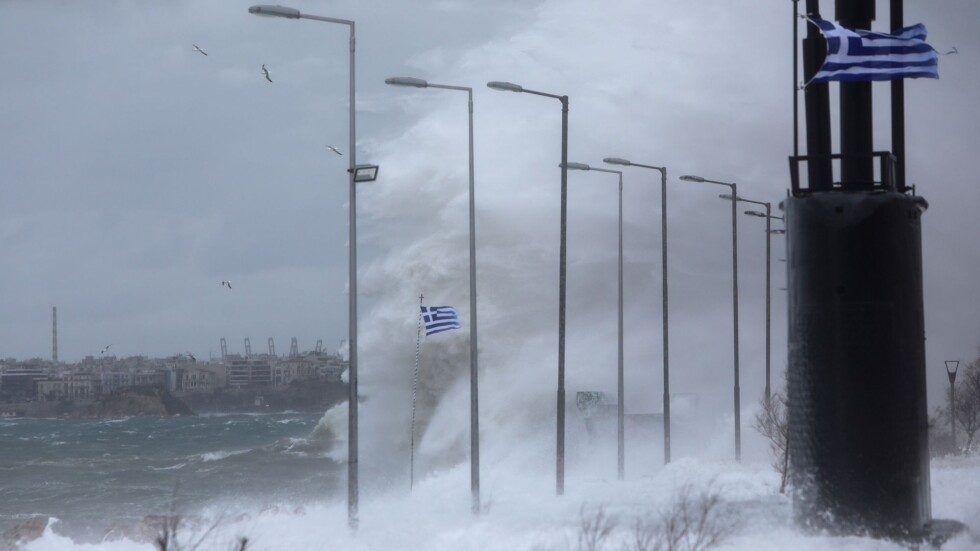 Снеговалежи и бурни ветрове в Гърция